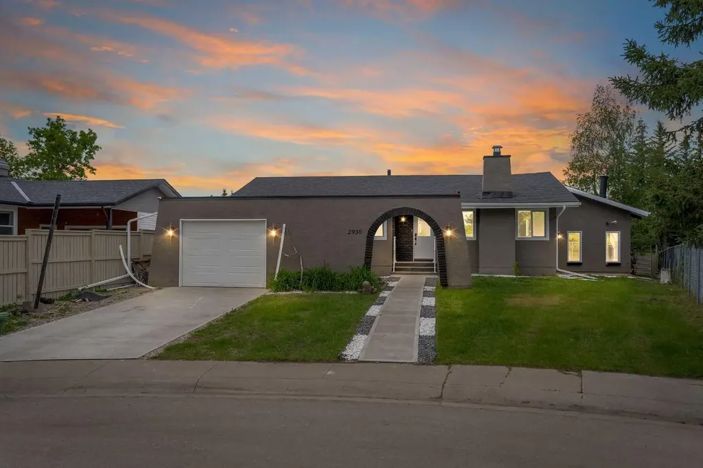 2930 Oakmoor Crescent SW Calgary AB T2V 3Z7