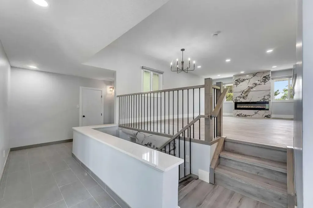 2930 Oakmoor Crescent SW Calgary AB T2V 3Z7