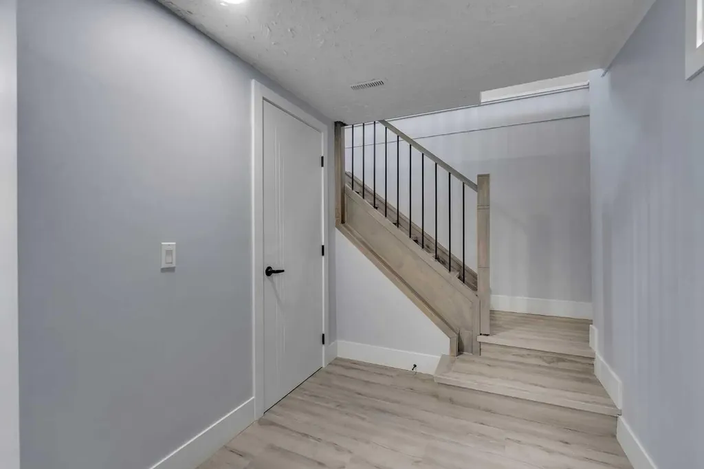 2930 Oakmoor Crescent SW Calgary AB T2V 3Z7