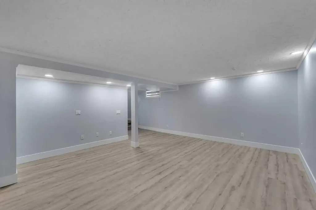 2930 Oakmoor Crescent SW Calgary AB T2V 3Z7