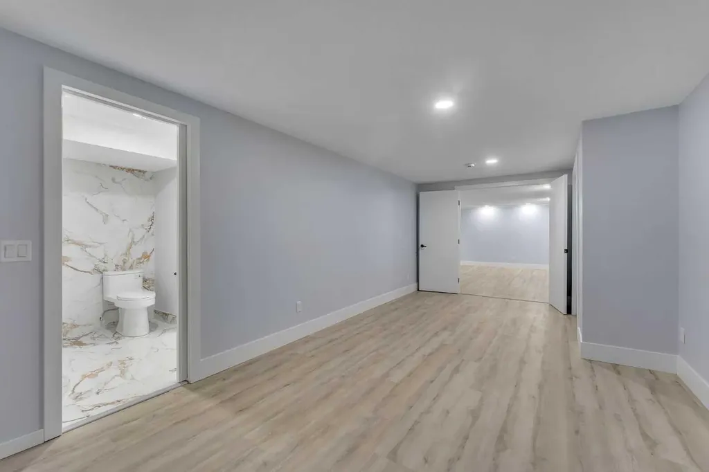 2930 Oakmoor Crescent SW Calgary AB T2V 3Z7