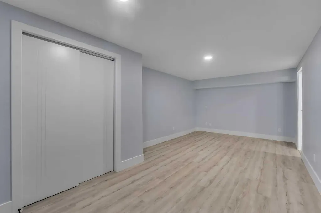 2930 Oakmoor Crescent SW Calgary AB T2V 3Z7