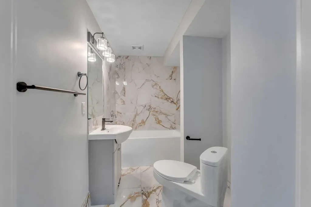 2930 Oakmoor Crescent SW Calgary AB T2V 3Z7