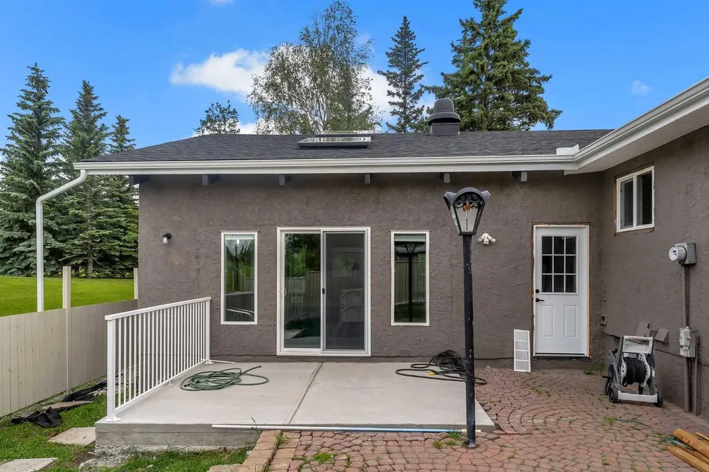 2930 Oakmoor Crescent SW Calgary AB T2V 3Z7