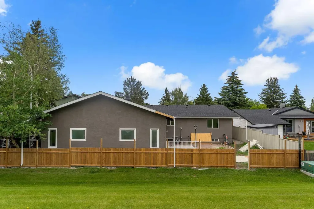 2930 Oakmoor Crescent SW Calgary AB T2V 3Z7