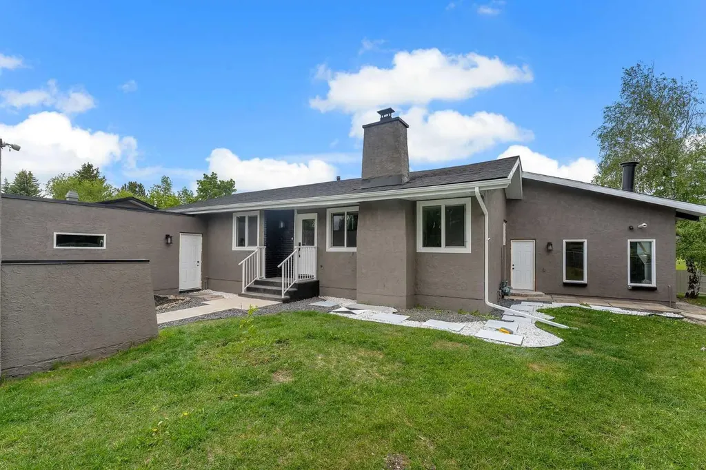 2930 Oakmoor Crescent SW Calgary AB T2V 3Z7