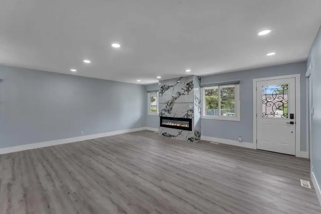 2930 Oakmoor Crescent SW Calgary AB T2V 3Z7