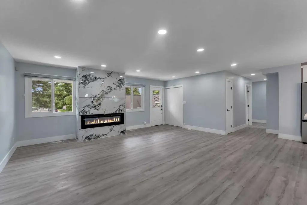 2930 Oakmoor Crescent SW Calgary AB T2V 3Z7