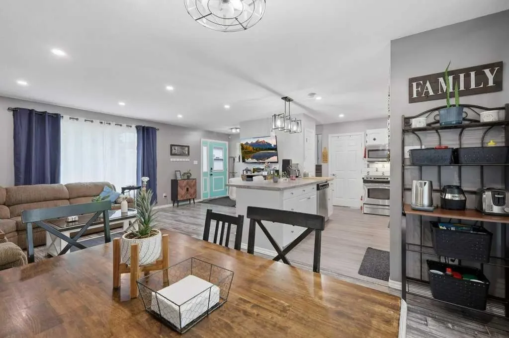 5632 48 Avenue Lacombe AB T4L 1M7