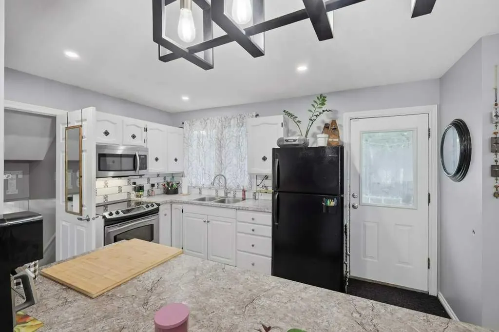 5632 48 Avenue Lacombe AB T4L 1M7