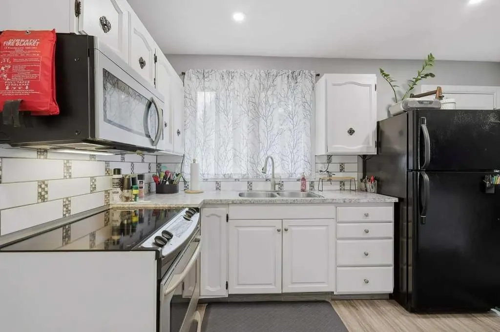 5632 48 Avenue Lacombe AB T4L 1M7