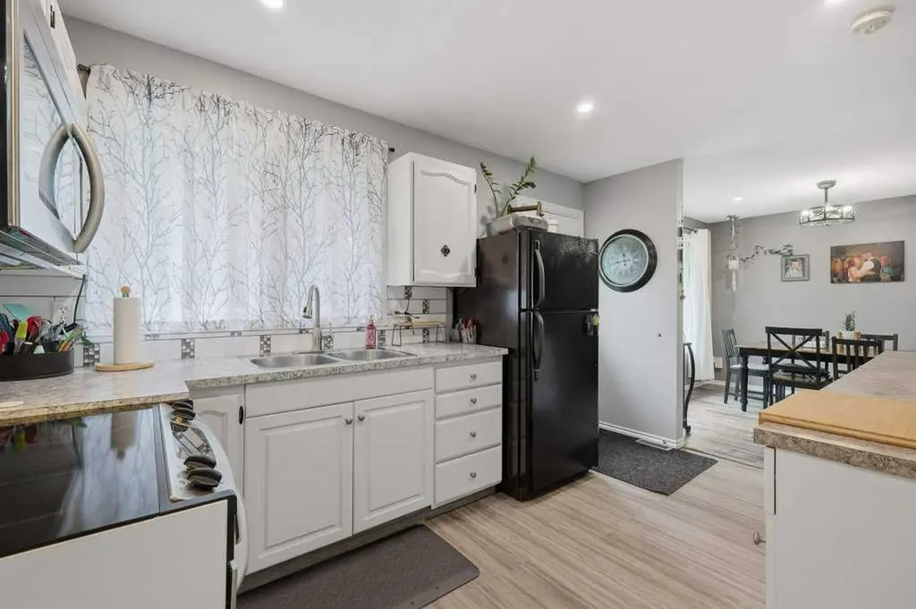 5632 48 Avenue Lacombe AB T4L 1M7