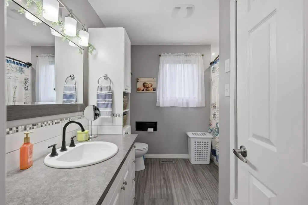 5632 48 Avenue Lacombe AB T4L 1M7