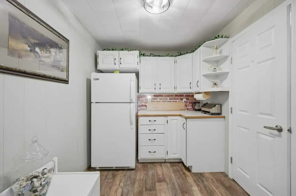 5632 48 Avenue Lacombe AB T4L 1M7