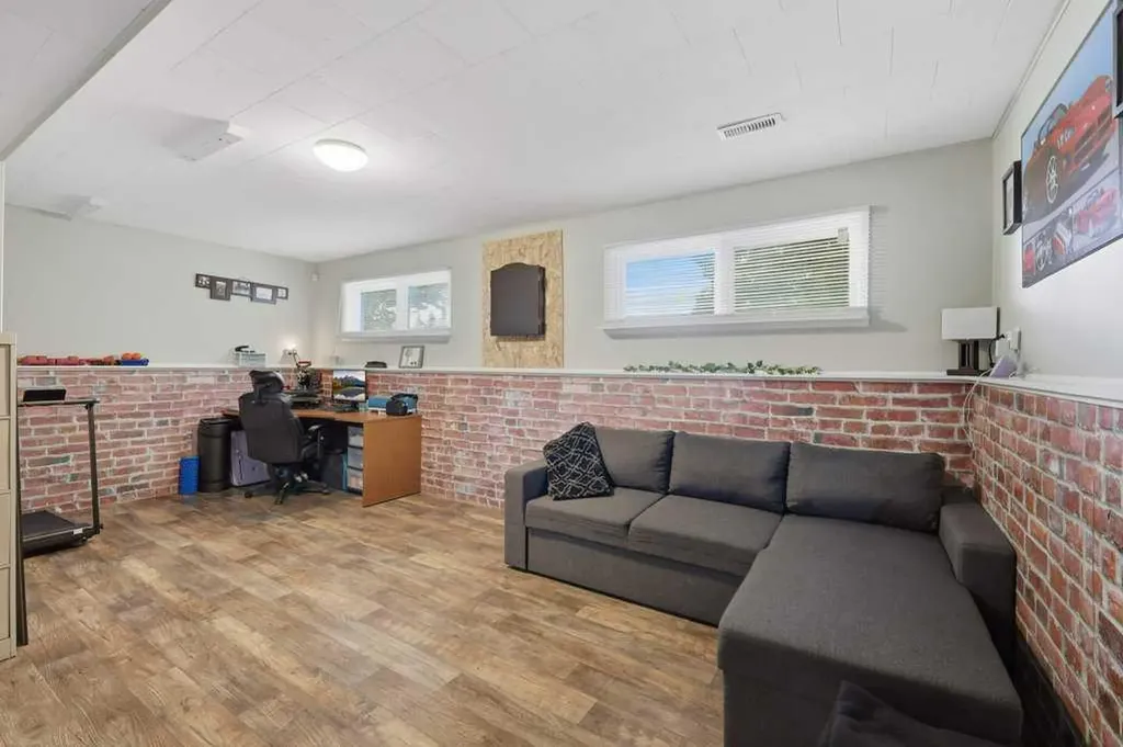 5632 48 Avenue Lacombe AB T4L 1M7