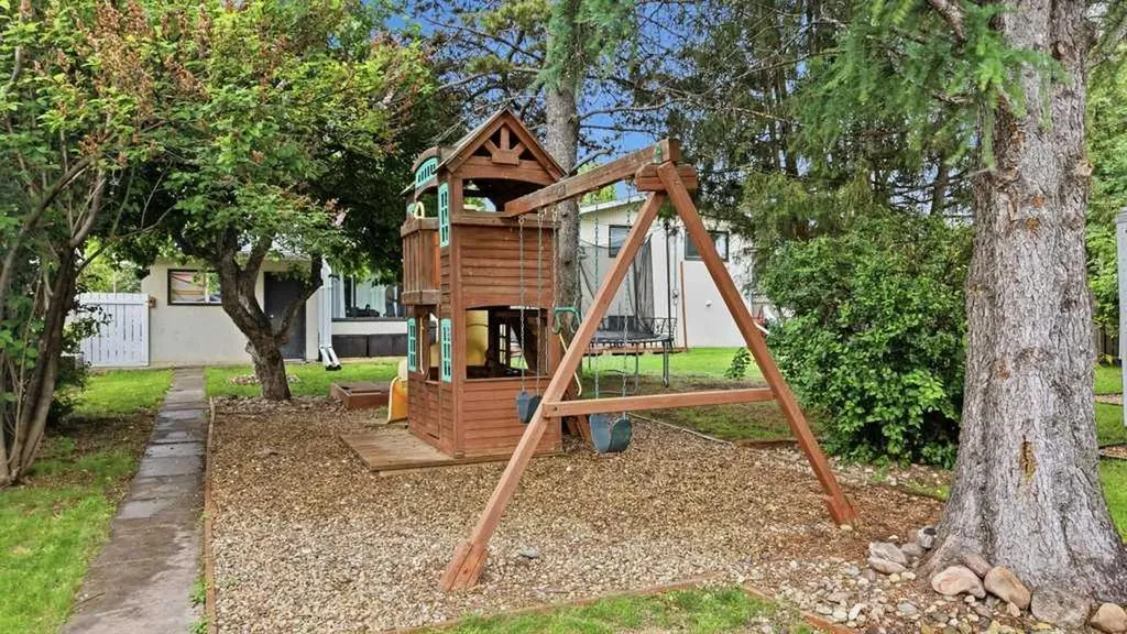 5632 48 Avenue Lacombe AB T4L 1M7