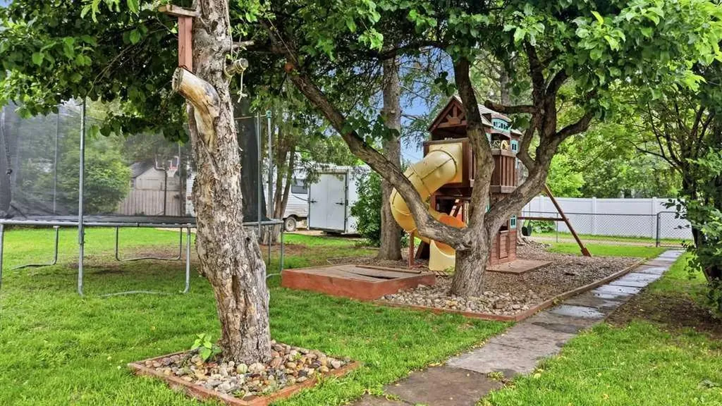 5632 48 Avenue Lacombe AB T4L 1M7