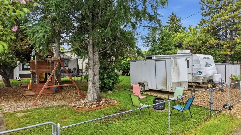 5632 48 Avenue Lacombe AB T4L 1M7