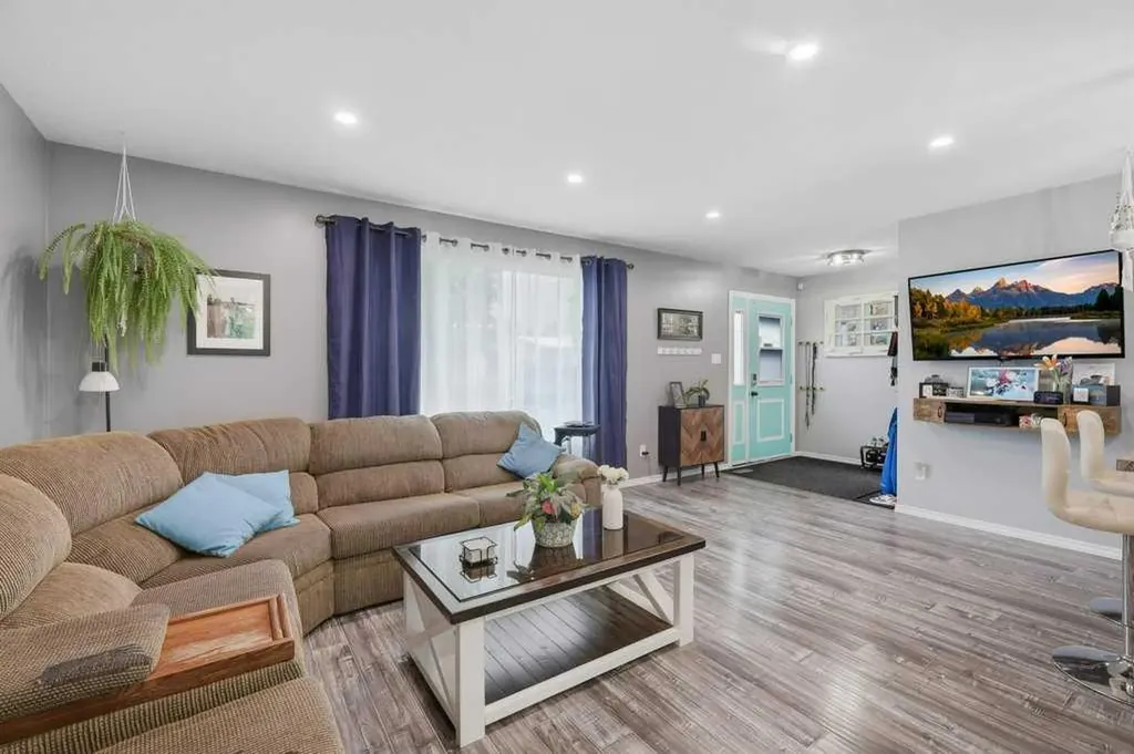 5632 48 Avenue Lacombe AB T4L 1M7