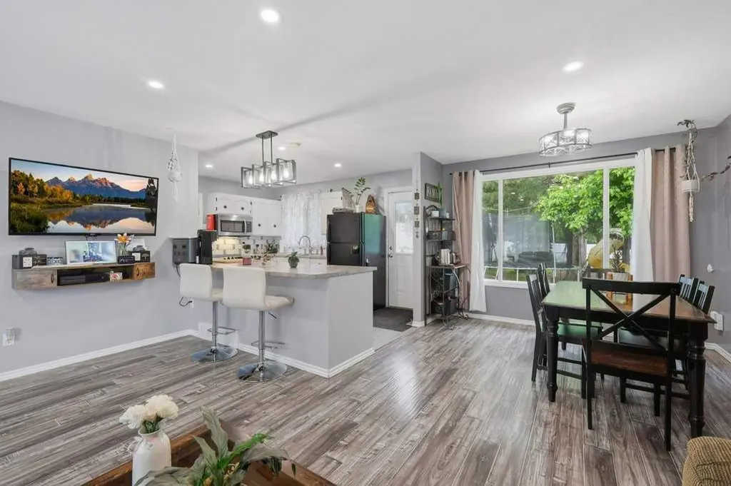 5632 48 Avenue Lacombe AB T4L 1M7