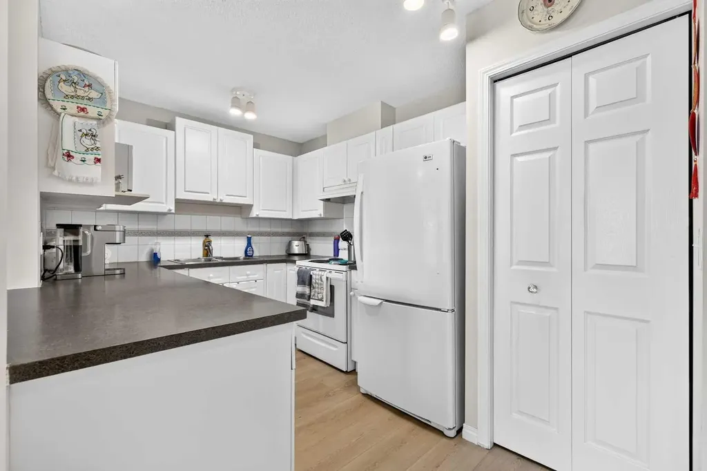 7 Harvest Gold Manor NE Calgary AB T3K 4Y3