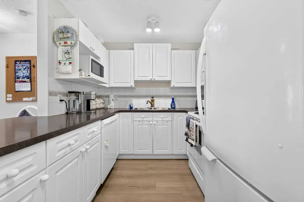 7 Harvest Gold Manor NE Calgary AB T3K 4Y3
