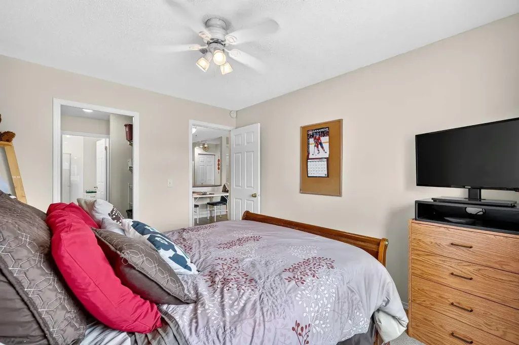 7 Harvest Gold Manor NE Calgary AB T3K 4Y3