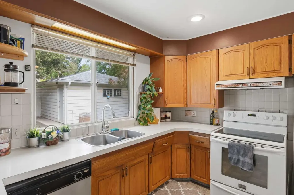 3248 Bearspaw Drive NW Calgary AB T2L 1T3