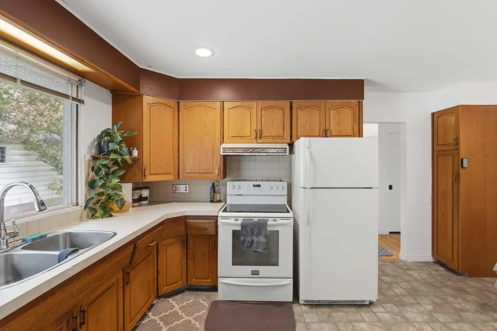 3248 Bearspaw Drive NW Calgary AB T2L 1T3