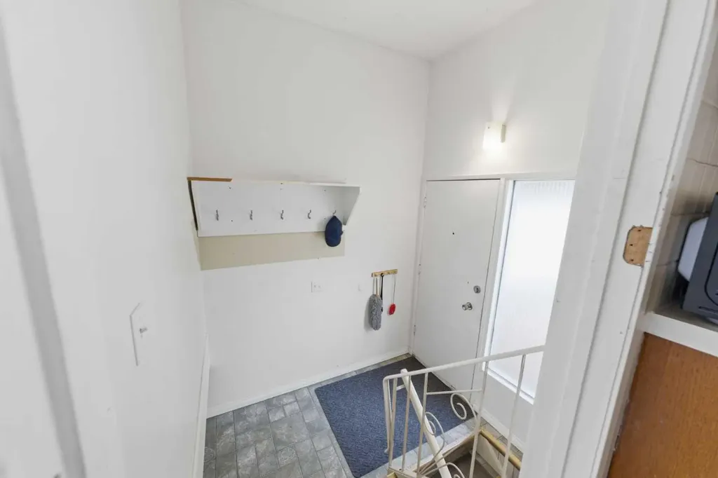 3248 Bearspaw Drive NW Calgary AB T2L 1T3