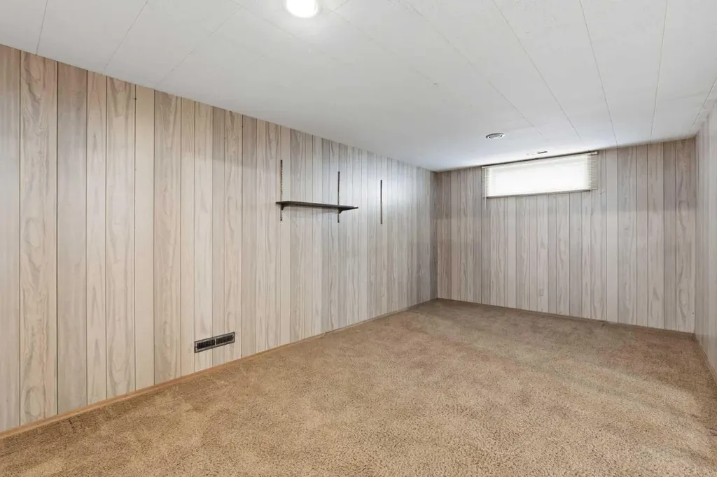 3248 Bearspaw Drive NW Calgary AB T2L 1T3