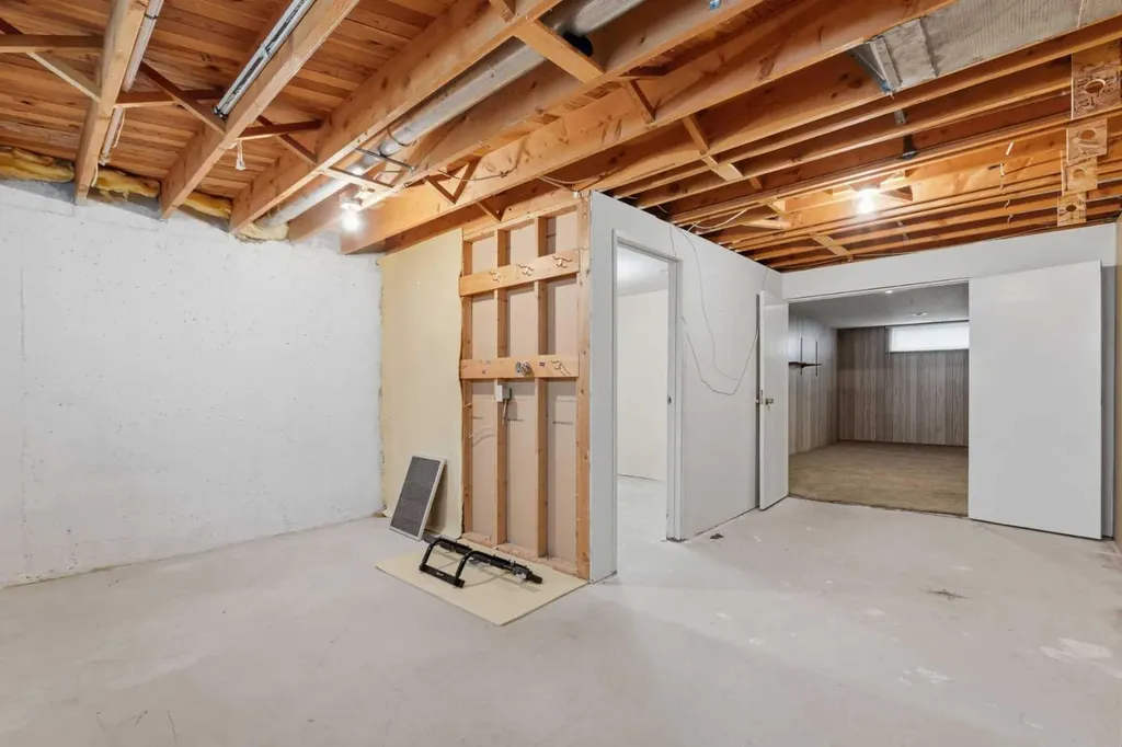 3248 Bearspaw Drive NW Calgary AB T2L 1T3