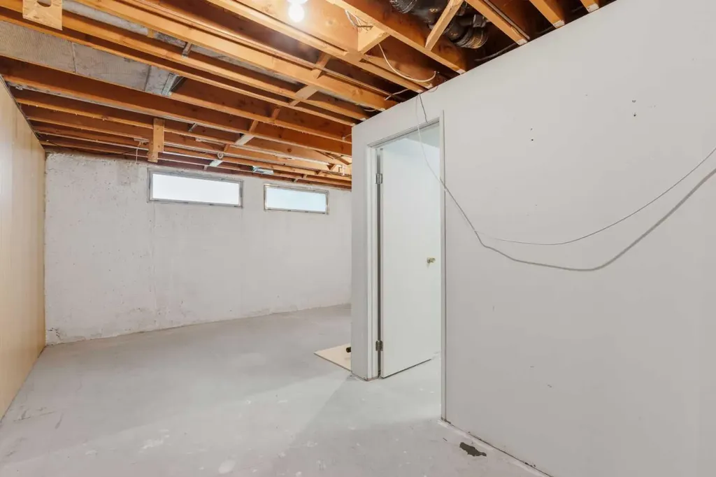 3248 Bearspaw Drive NW Calgary AB T2L 1T3