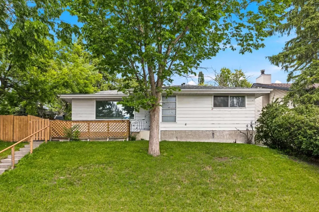 3248 Bearspaw Drive NW Calgary AB T2L 1T3