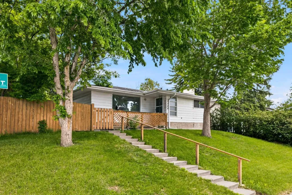 3248 Bearspaw Drive NW Calgary AB T2L 1T3
