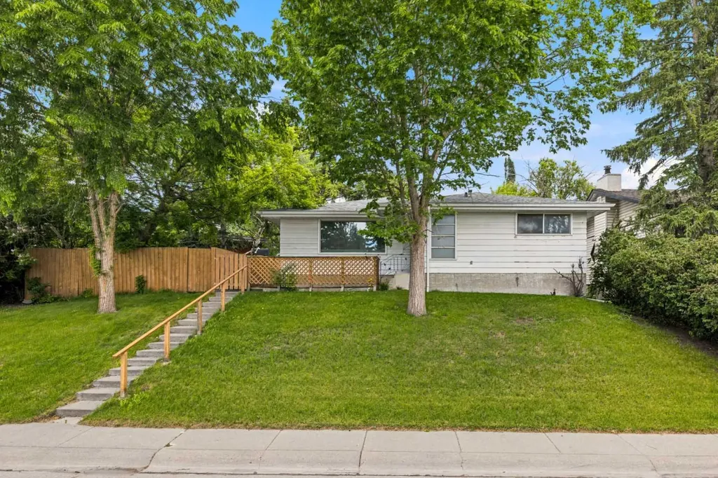3248 Bearspaw Drive NW Calgary AB T2L 1T3
