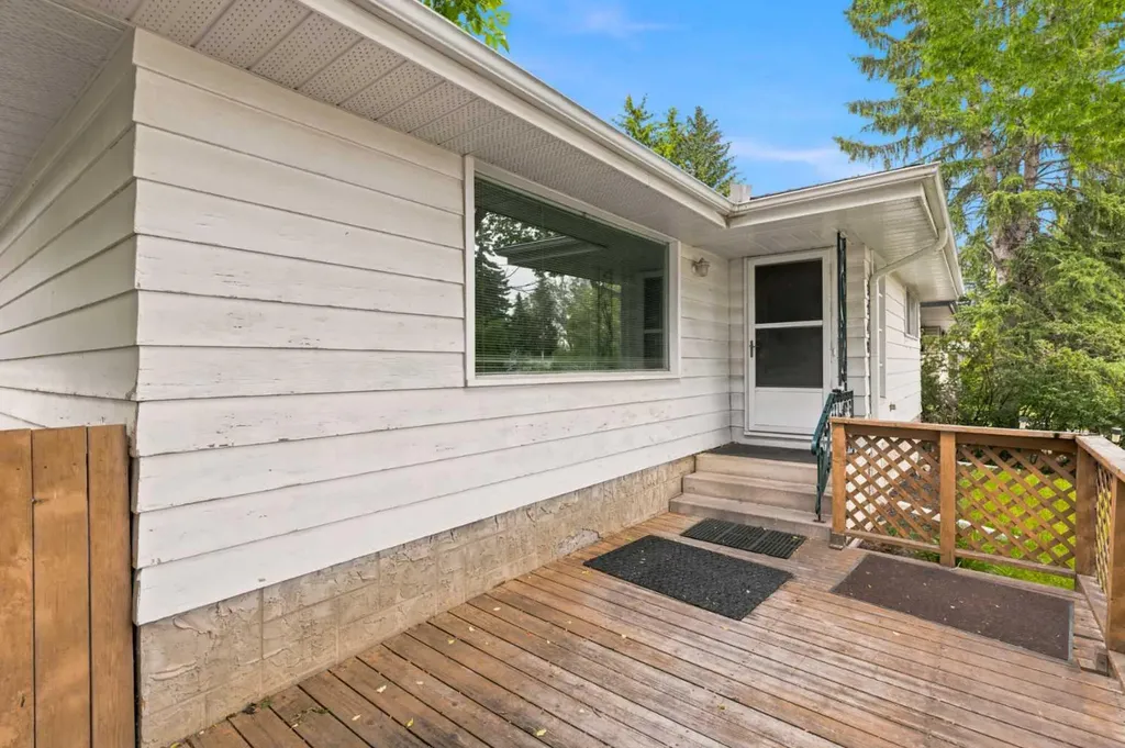 3248 Bearspaw Drive NW Calgary AB T2L 1T3