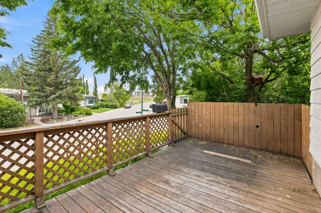 3248 Bearspaw Drive NW Calgary AB T2L 1T3
