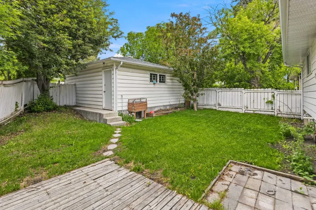 3248 Bearspaw Drive NW Calgary AB T2L 1T3