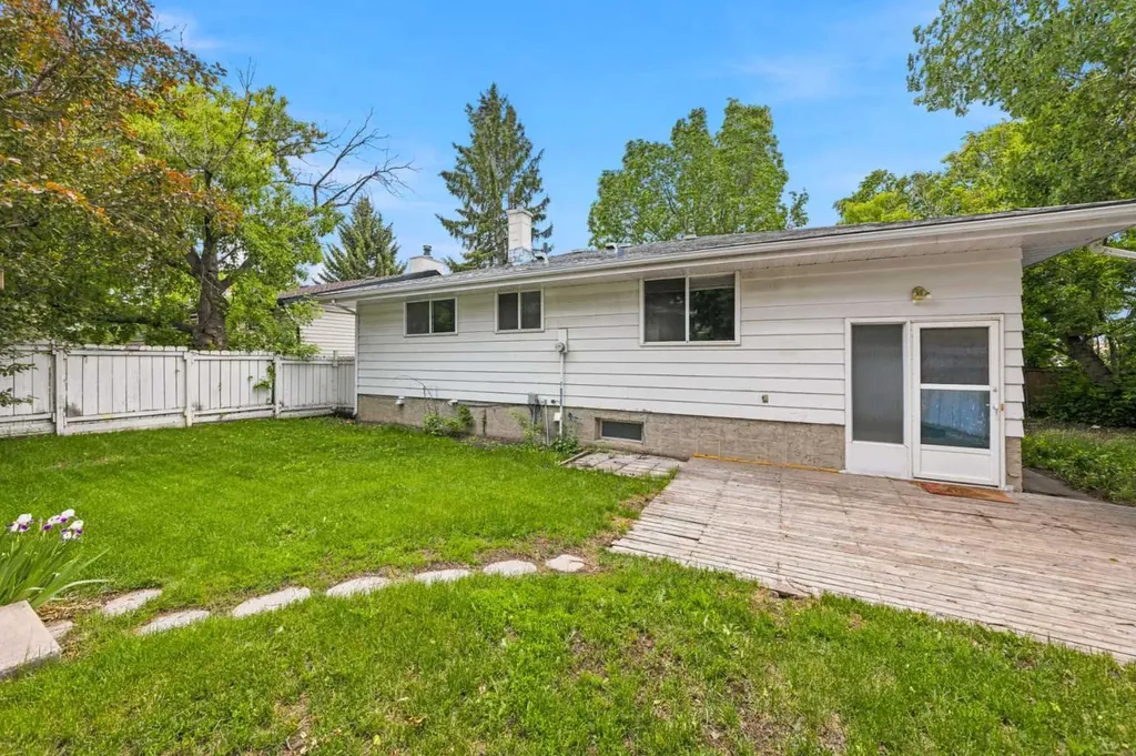 3248 Bearspaw Drive NW Calgary AB T2L 1T3