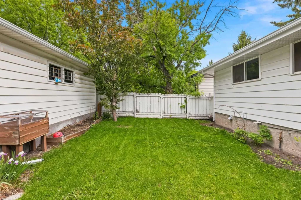 3248 Bearspaw Drive NW Calgary AB T2L 1T3