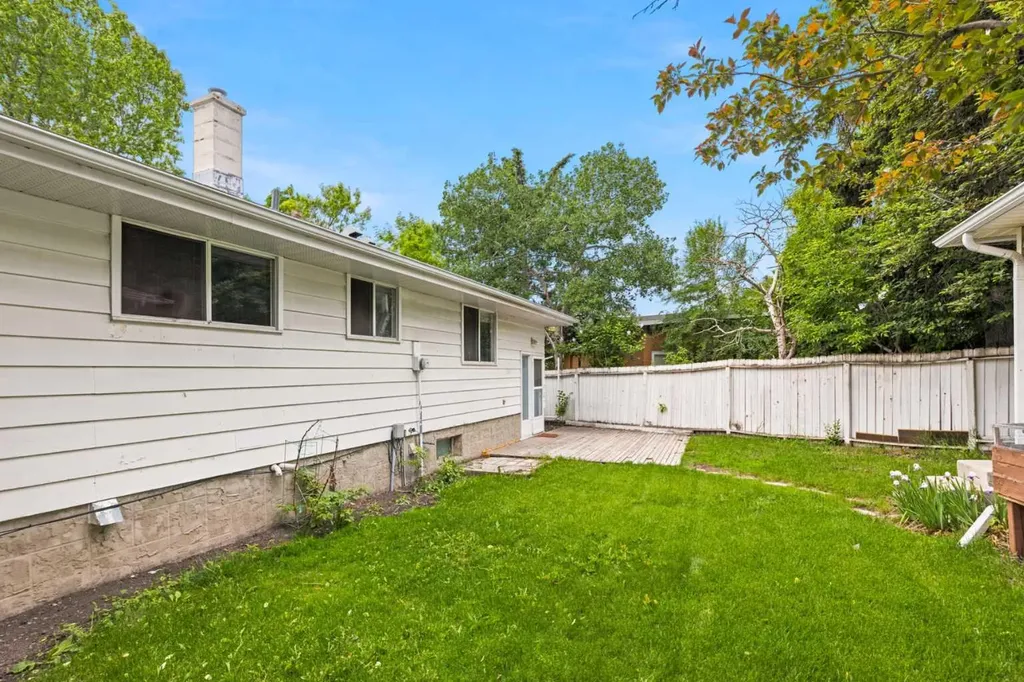 3248 Bearspaw Drive NW Calgary AB T2L 1T3