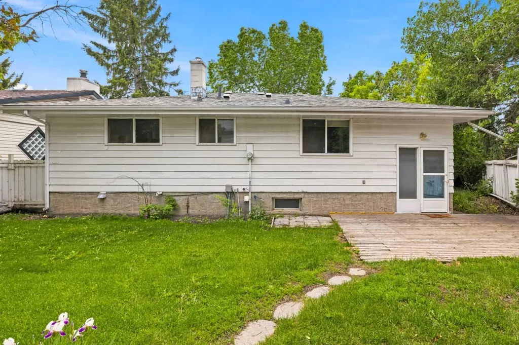 3248 Bearspaw Drive NW Calgary AB T2L 1T3