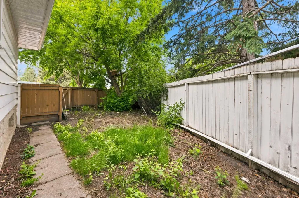 3248 Bearspaw Drive NW Calgary AB T2L 1T3