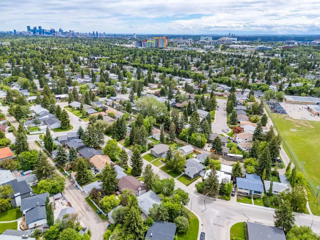 3248 Bearspaw Drive NW Calgary AB T2L 1T3