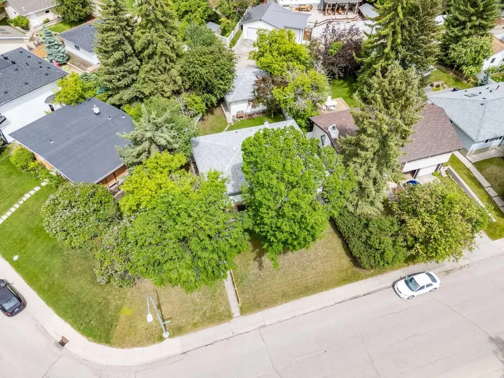 3248 Bearspaw Drive NW Calgary AB T2L 1T3