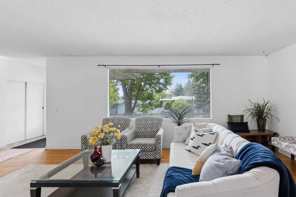 3248 Bearspaw Drive NW Calgary AB T2L 1T3
