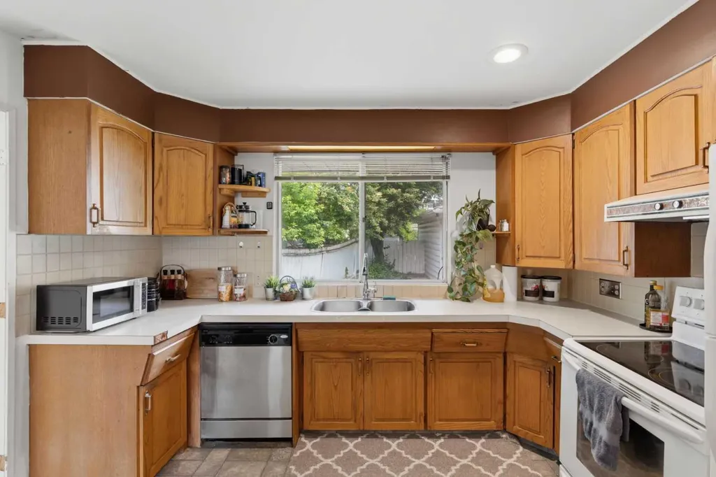3248 Bearspaw Drive NW Calgary AB T2L 1T3