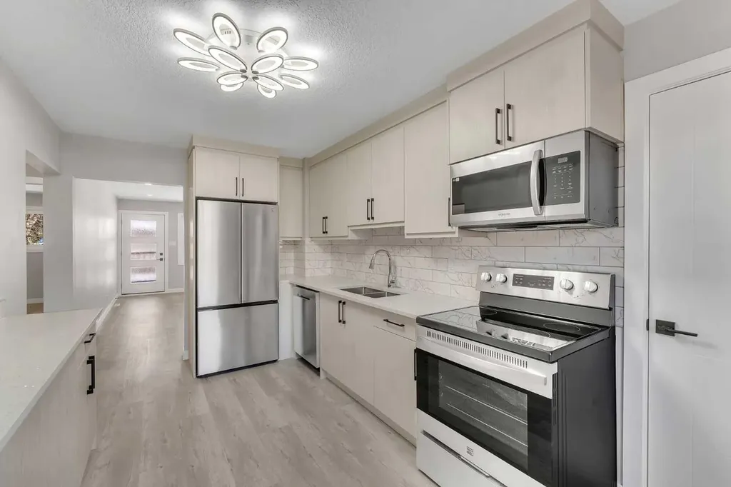853 Northmount Drive NW Calgary AB T2L 0A3