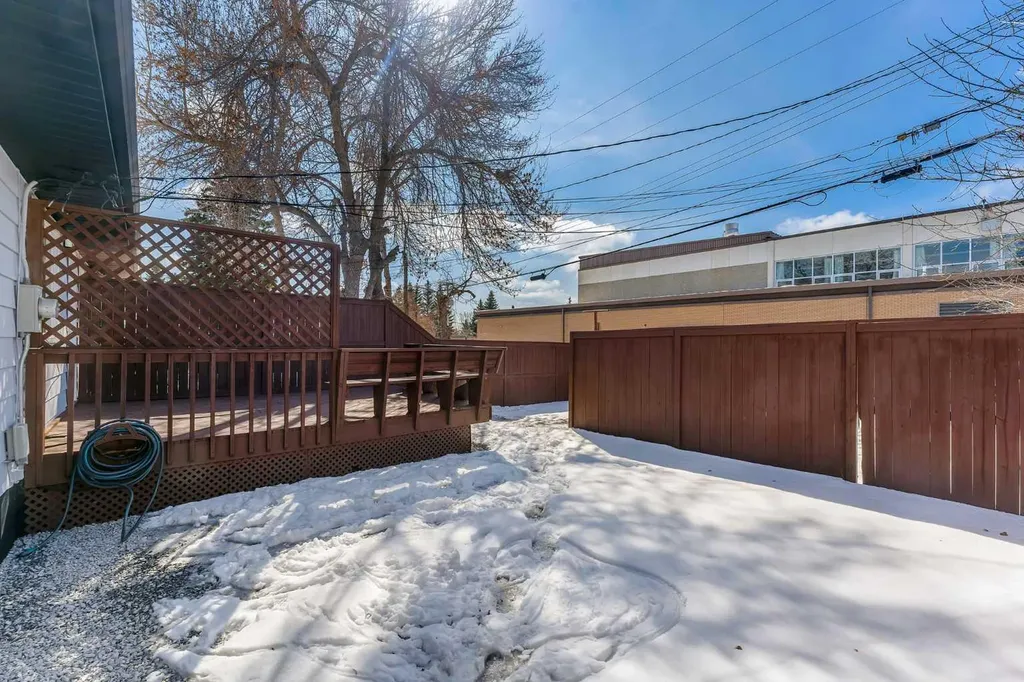 853 Northmount Drive NW Calgary AB T2L 0A3